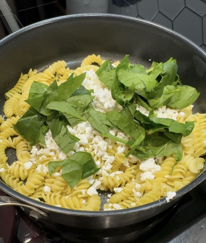 Вкусный белковый ужин: макароны с творогом и шпинатом