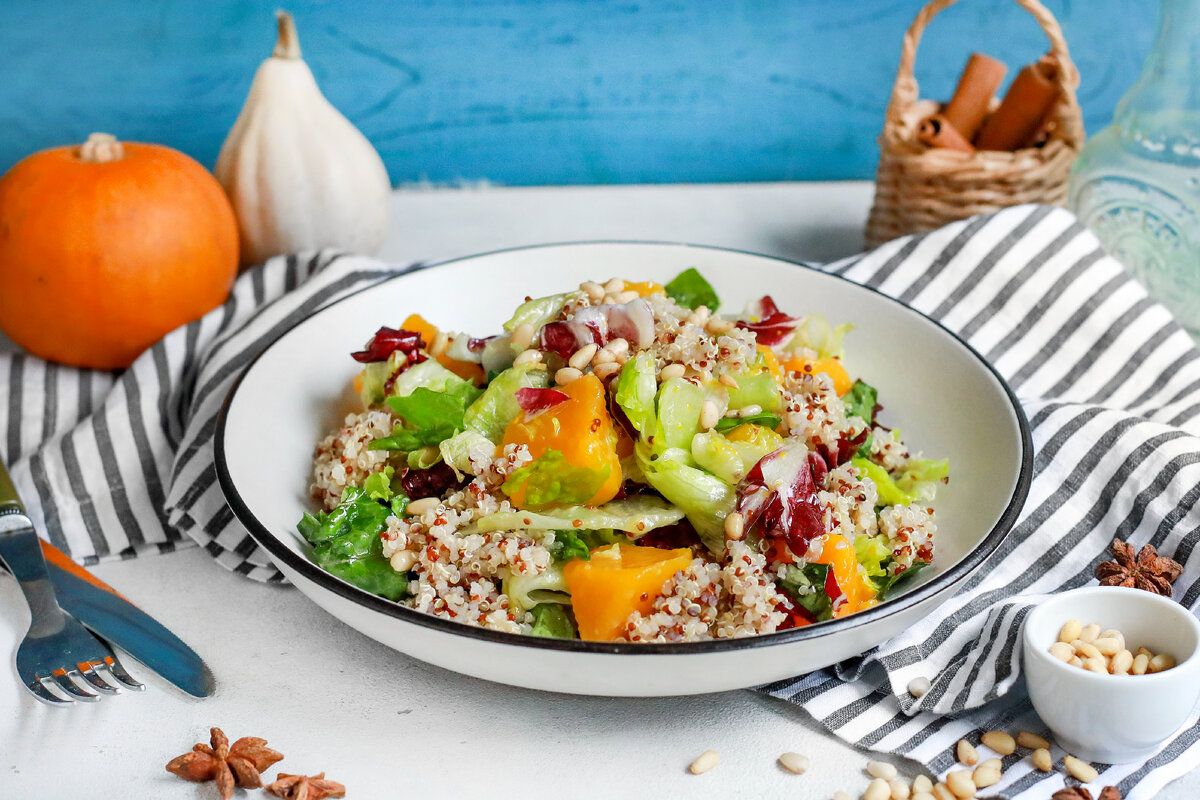 Теплый салат с пряным киноа, тыквой и медовой заправкой — спокойное решение для ужина