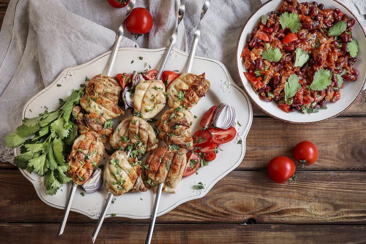 Непревзойденный вкус: шашлыки из курицы с лобио и помидорами