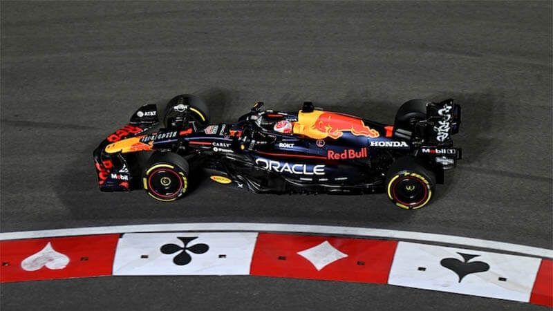 Ферстаппен доминирует в Лас-Вегасе, утверждая свое мастерство