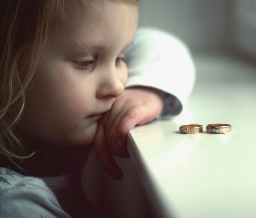 Глубинные проблемы женщин, росших без отцов: Как это меняет их восприятие любви и отношений