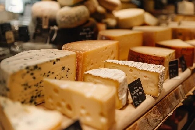 Сон и сыр: что означают ночные видения с этим деликатесом