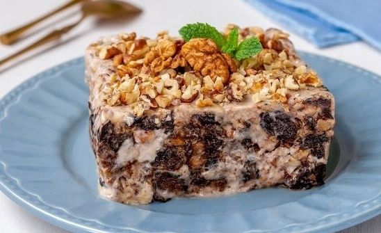 Нежный сметанный десерт с черносливом и грецкими орехами