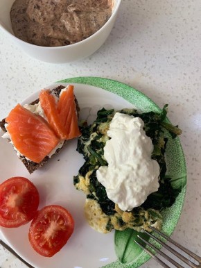 Вкусный завтрак: омлет со шпинатом и семгой