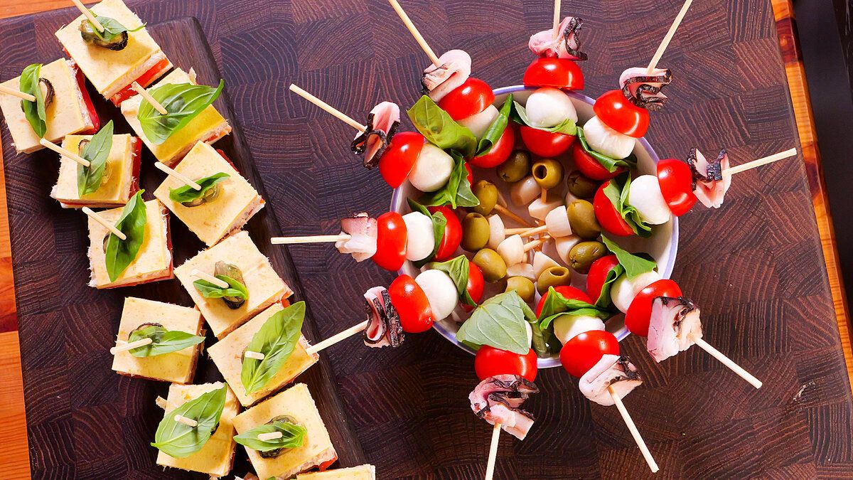 Закуски для праздника: 6 идей от морского тортика до русского акцента