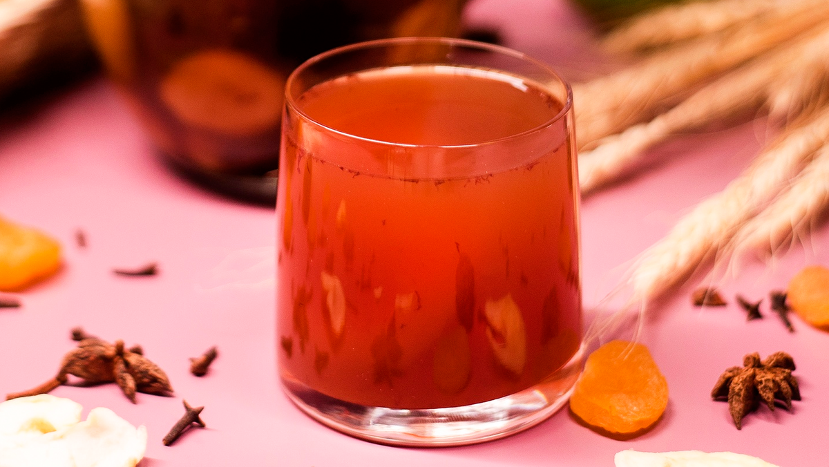 Как приготовить узвар: традиционный компот из сухофруктов с пряностями