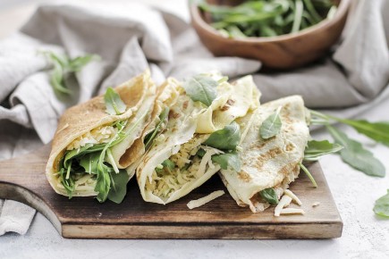 Яичные блинчики с сыром и рукколой