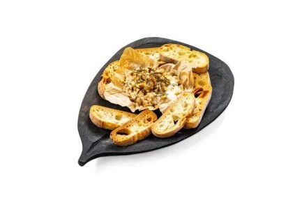 Незабываемый запеченный камамбер с грушей и грецкими орехами