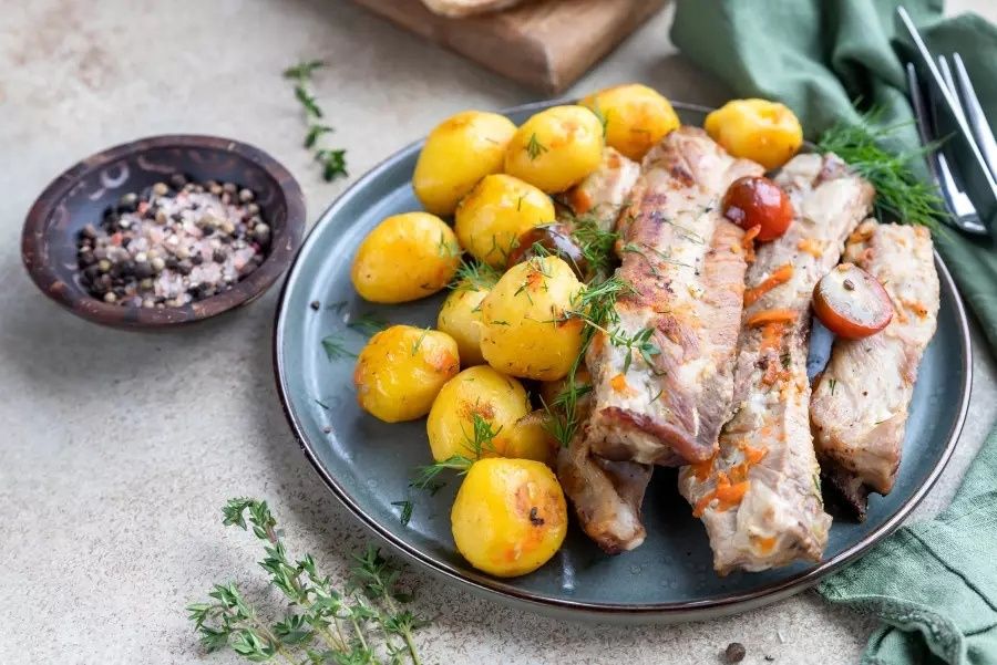 Вкус, который согревает: как приготовить тушёную картошку с рёбрышками