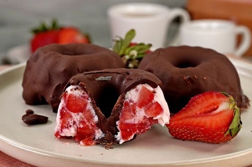 Наслаждение даже в мороз: йогуртовое мороженое с клубникой в шоколаде