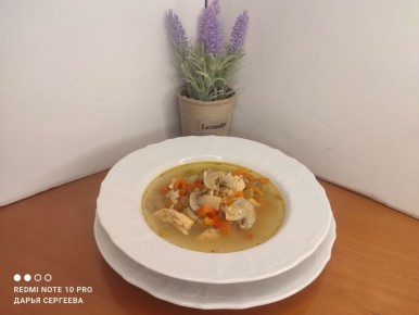 Наслаждайтесь вкусом средиземноморской рыбной похлебки с грибами и вином