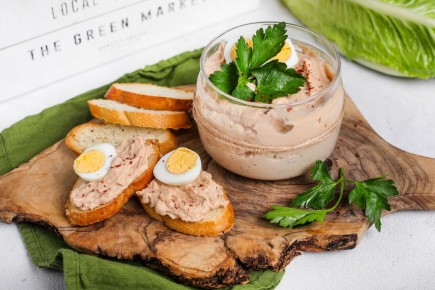 Идеальная брускетта с тунцом, перепелиными яйцами и каперсами для аперитива