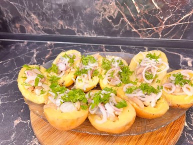 Вкусный ужин: картофель с селедкой в оригинальном исполнении