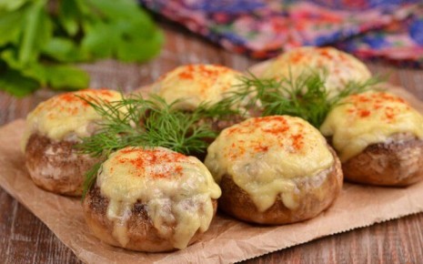 Шампиньоны с фаршем и сыром: простой и эффектный рецепт для вашего стола