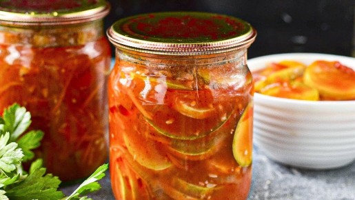 Удивите вкусовыми ощущениями: Хрустящий салат из кабачков на зиму