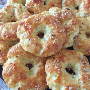 Вкусные творожные бублики, запеченные в духовке