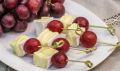 Вкусная закуска за 10 минут: сыр бри и виноград
