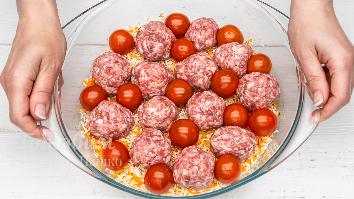 Необычный ужин: рис с тефтелями в духовке, который стоит попробовать