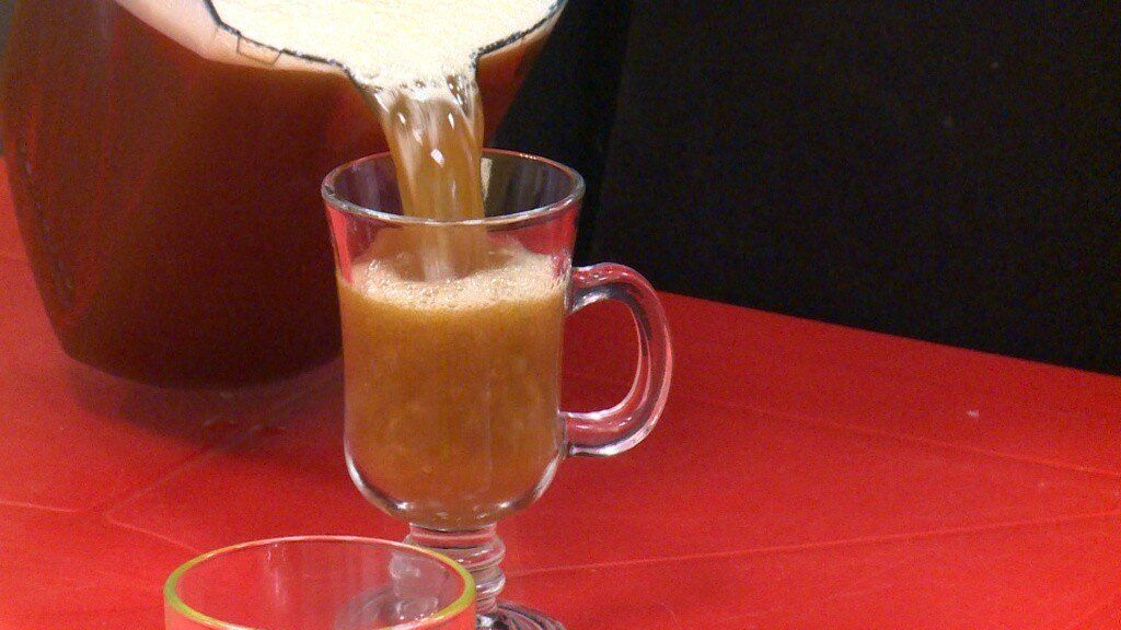 Монастырский квас: как приготовить домашний напиток из ржаной муки с яблоками и медом