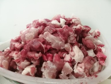 Как приготовить домашнюю колбасу с вишневыми веточками