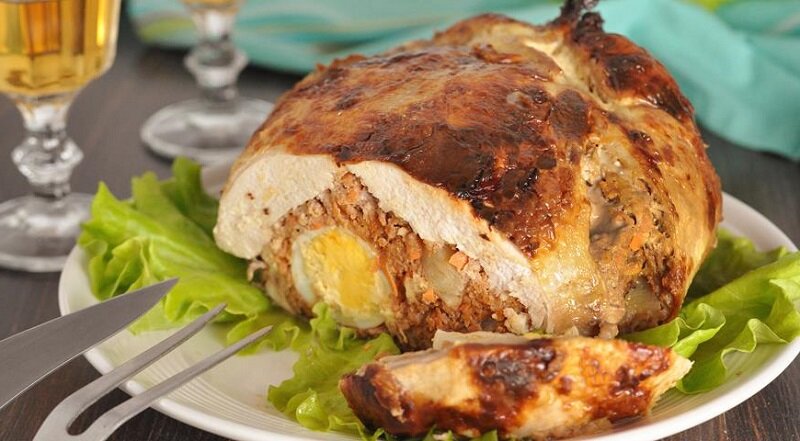 Курица, фаршированная по уникальному рецепту: восхитительная закуска для любого праздника