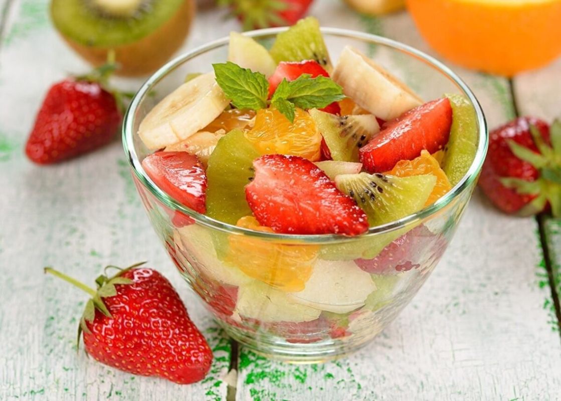 Простой и освежающий десерт с фруктами, медом и вишневым соком