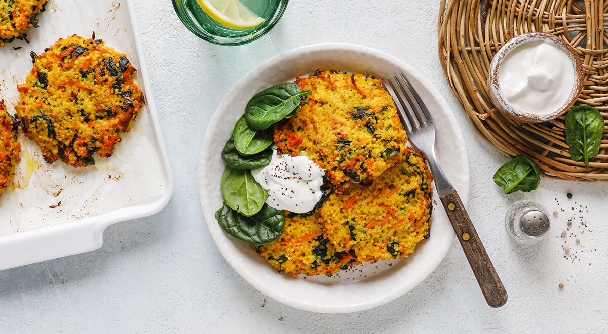 Пшенные лепешки с морковью и шпинатом: легкий и полезный рецепт для всей семьи