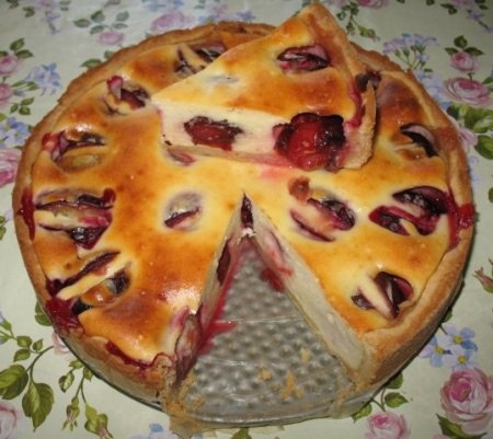 Пирог с творогом и сливами: вкусно и просто