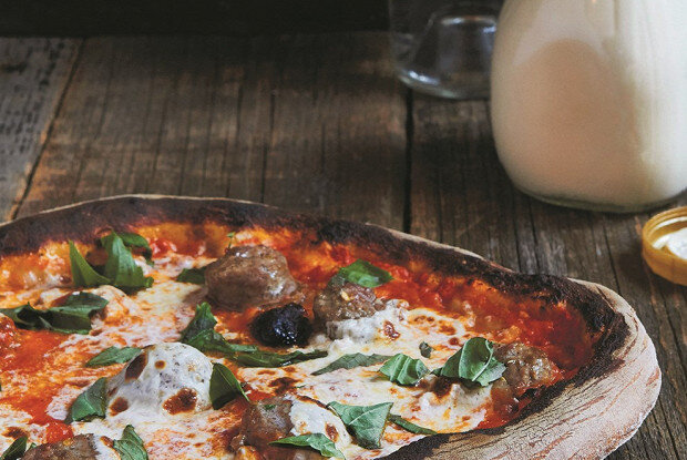 Необычная пицца с водочным соусом и сосисками: как приготовить шедевр на кухне