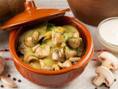 Уют в каждой ложке: картошка с лесными грибами в горшочках