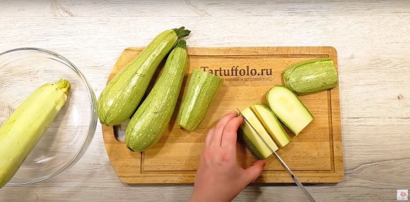 Удивительная закуска: как приготовить хрустящие кабачки в духовке