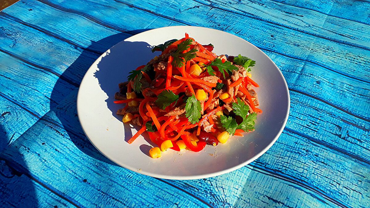 Неотразимый салат для мужчин: приготовьте «Мужской каприз» на празднике