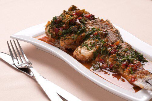 Насыщенное рыбное жаркое с яркими овощами