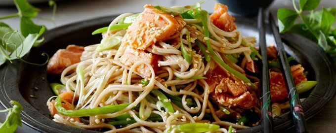 Невероятная гречневая лапша соба с жареным лососем и маринованной редькой