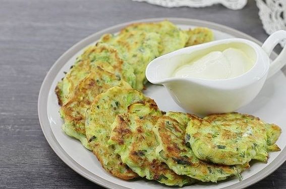 Нежные оладьи из кабачков с фетой и мятой