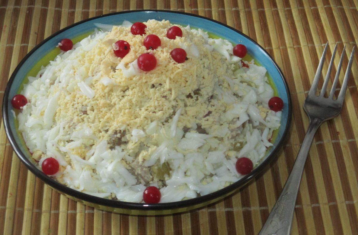 Когда остатки становятся кулинарным шедевром: сытный салат с мясом и рисом