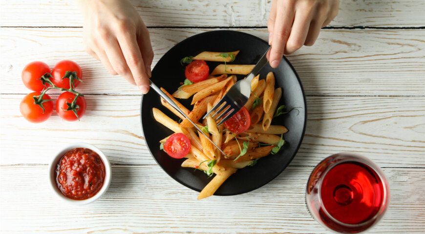 Как правильно сочетать вино с едой: советы сомелье