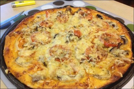 Наслаждение домашней пиццей: курица и грибы на одной тарелке