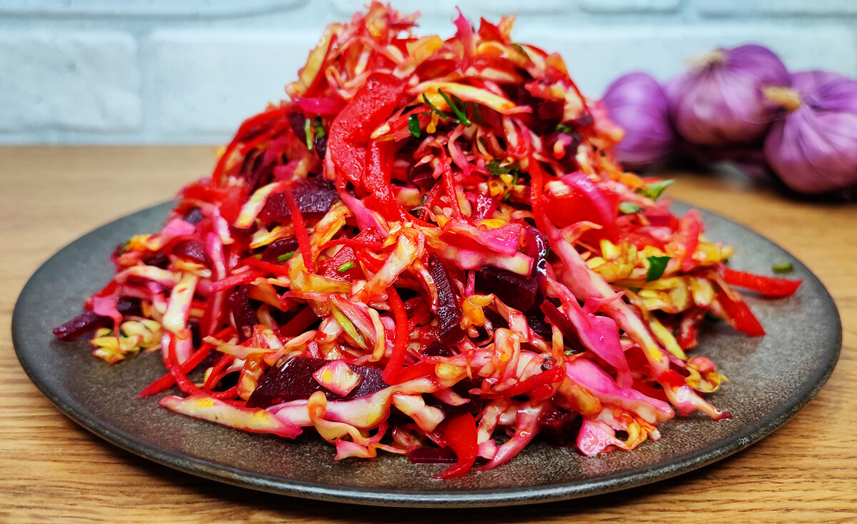 Вкусный салат из капусты и свеклы за пять минут