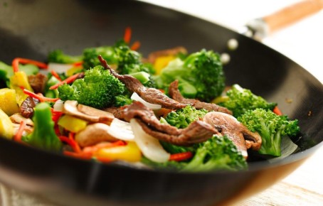 Что такое бланширование и как оно помогает в кулинарии?