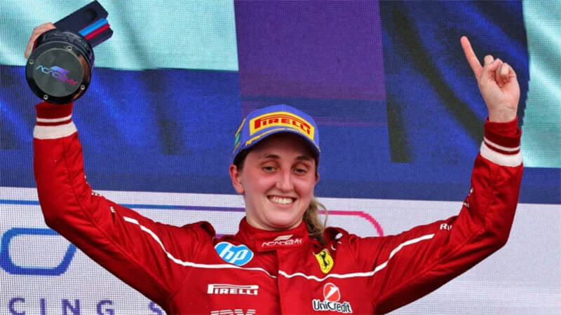 Майя Войг финишировала первой в дождевой гонке F1 Academy в Сингапуре