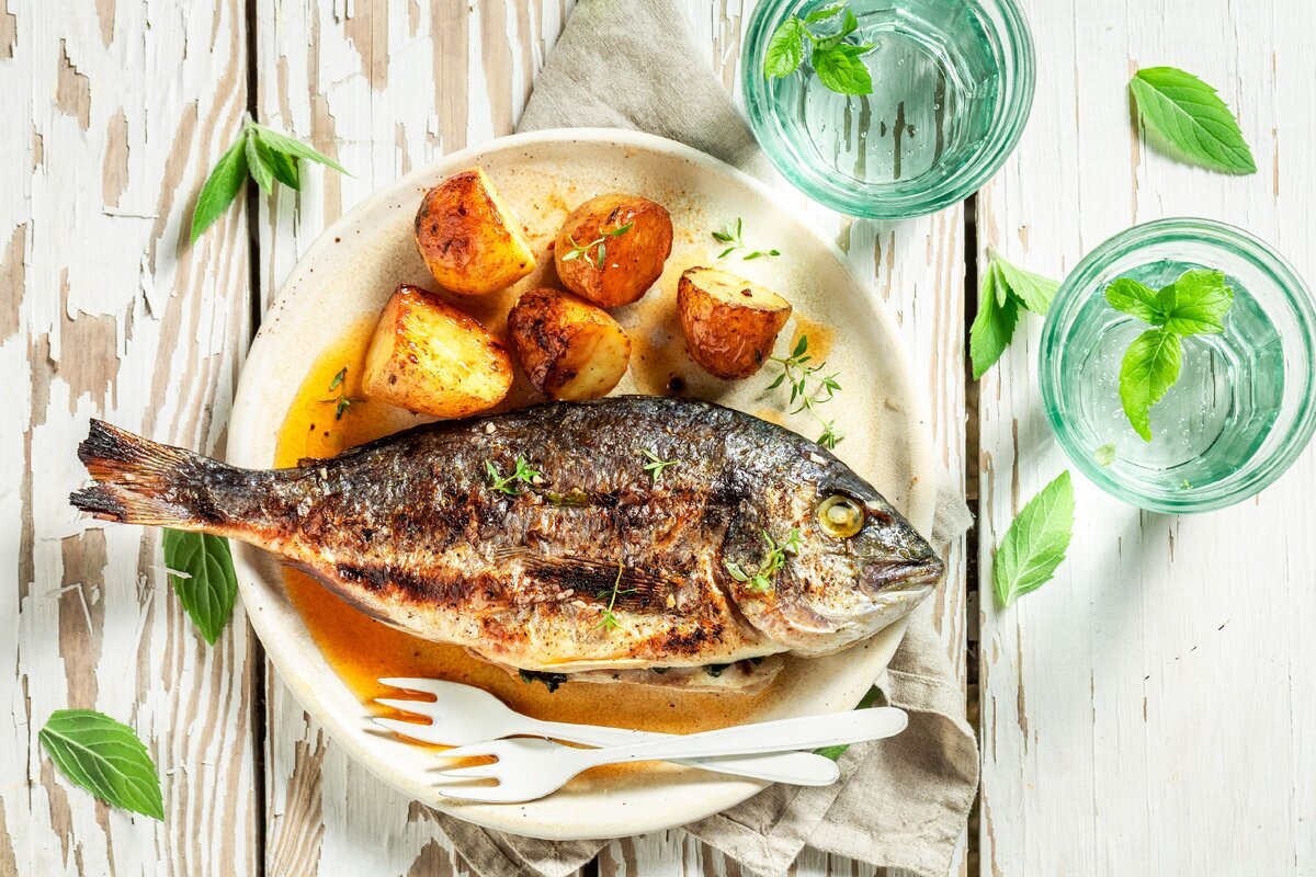 Роскошный диетический ужин: рыба с овощами, запеченная в фольге