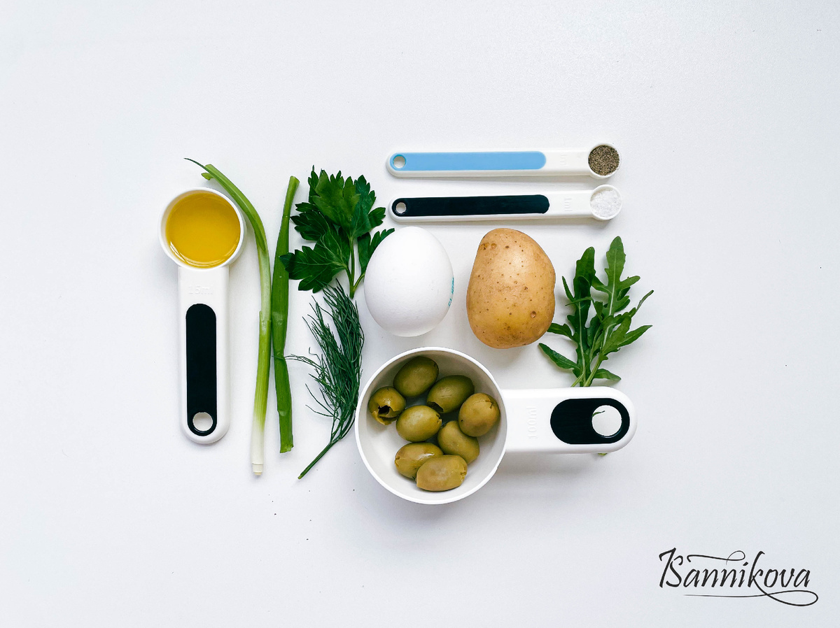 Теплый картофельный салат с яйцом и зеленью