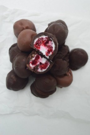 Вкусные конфетки с ягодами и йогуртом: легкий и сладкий десерт