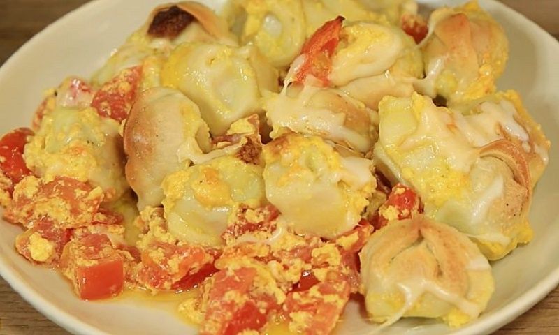 Необычные пельмени: запеките их с помидорами и соусом