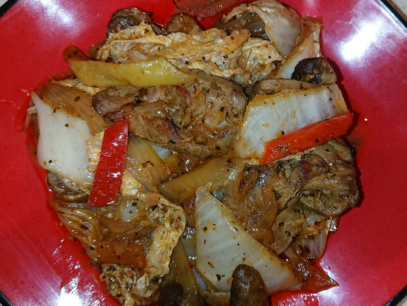 Как приготовить нежную куриную печень с овощами и пекинской капустой