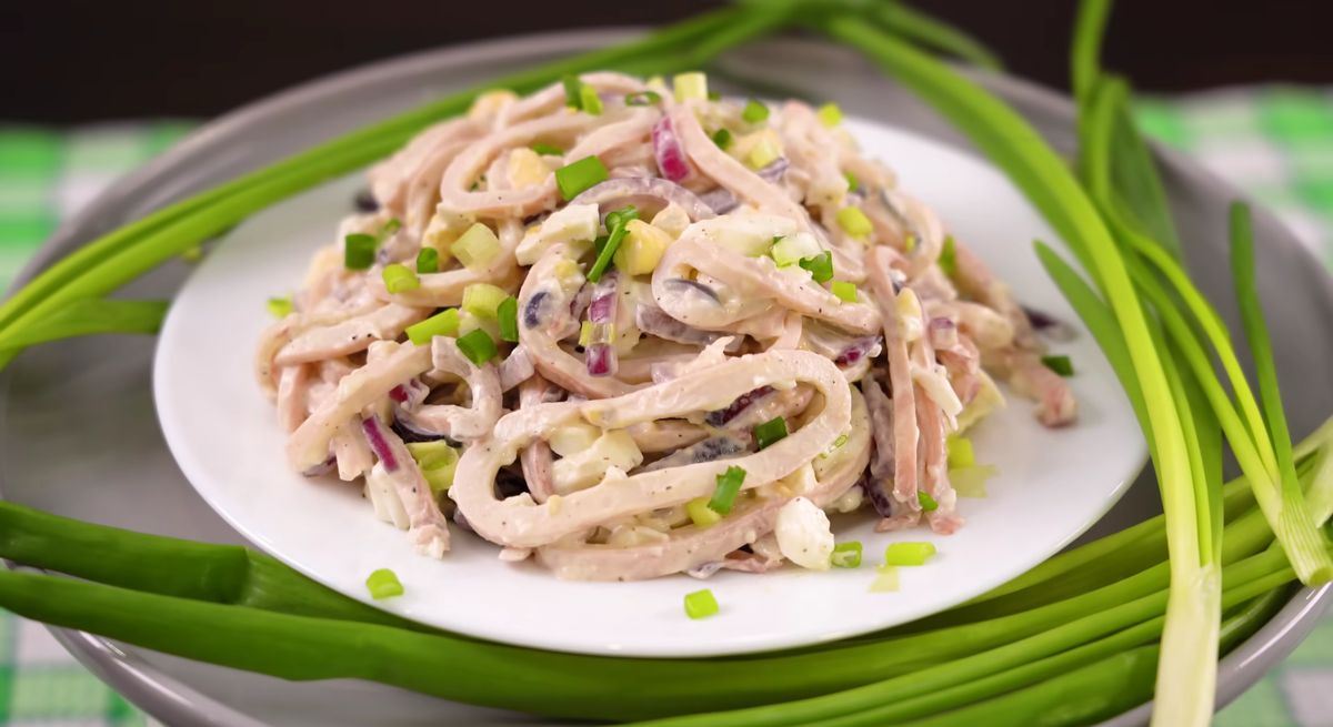 Легкий салат с кальмарами: идеальное блюдо для любого случая