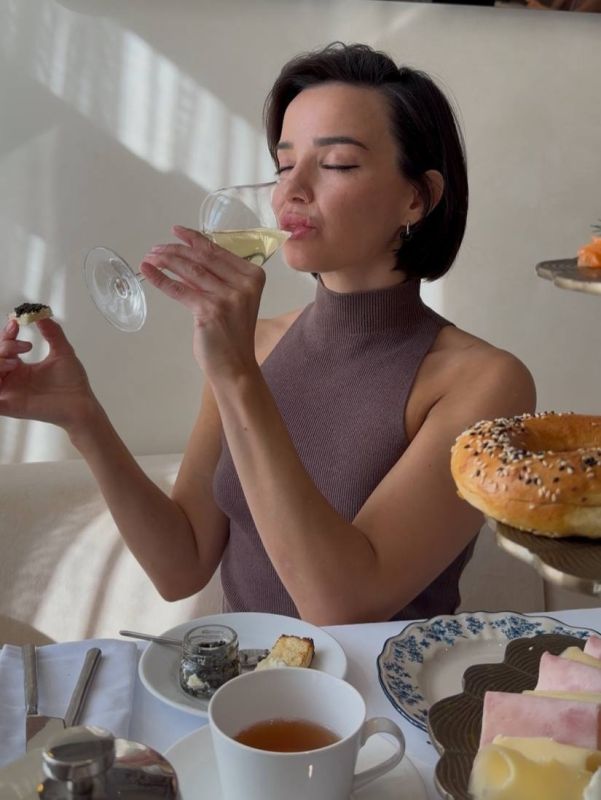 Завтрак мечты: икра и игристое в AROMA