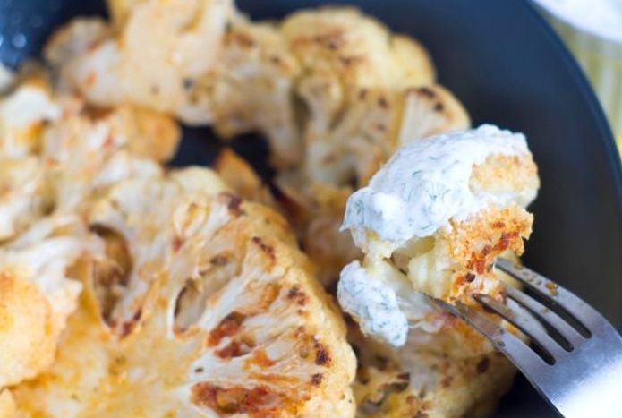 Цветная капуста стейками: пикник на тарелке с чесночным соусом