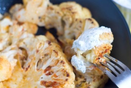 Цветная капуста стейками: пикник на тарелке с чесночным соусом